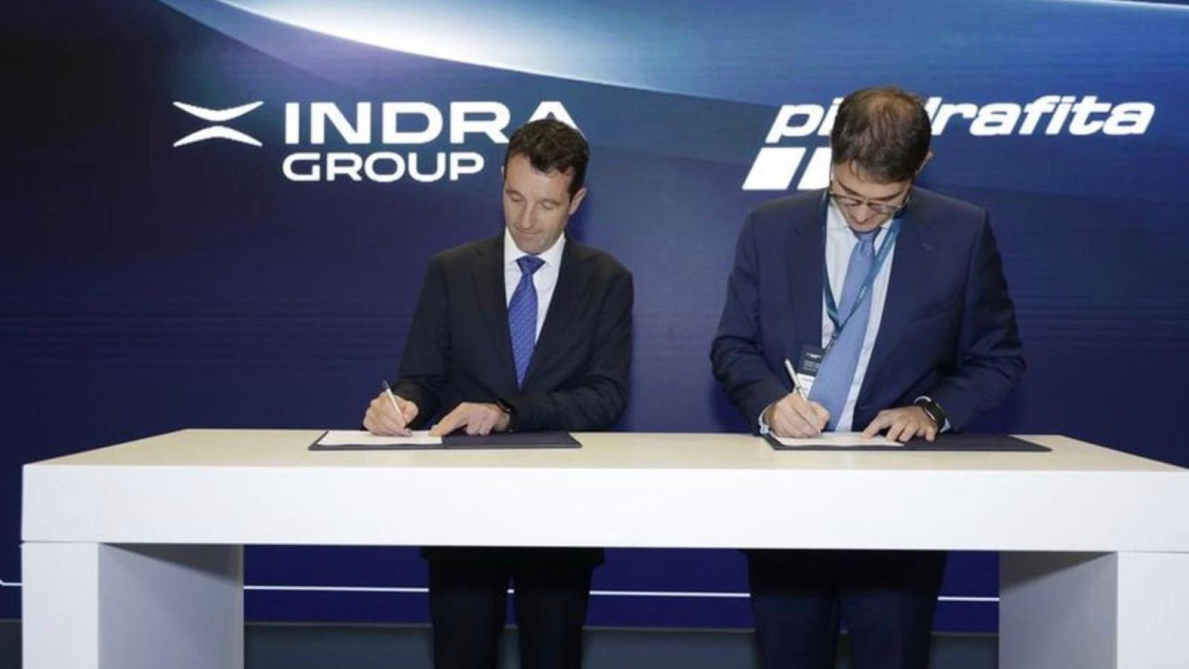 El presidente de Indra, Ángel Escribano, y el consejero delegado de Piedrafita Systems, Luis Corral.