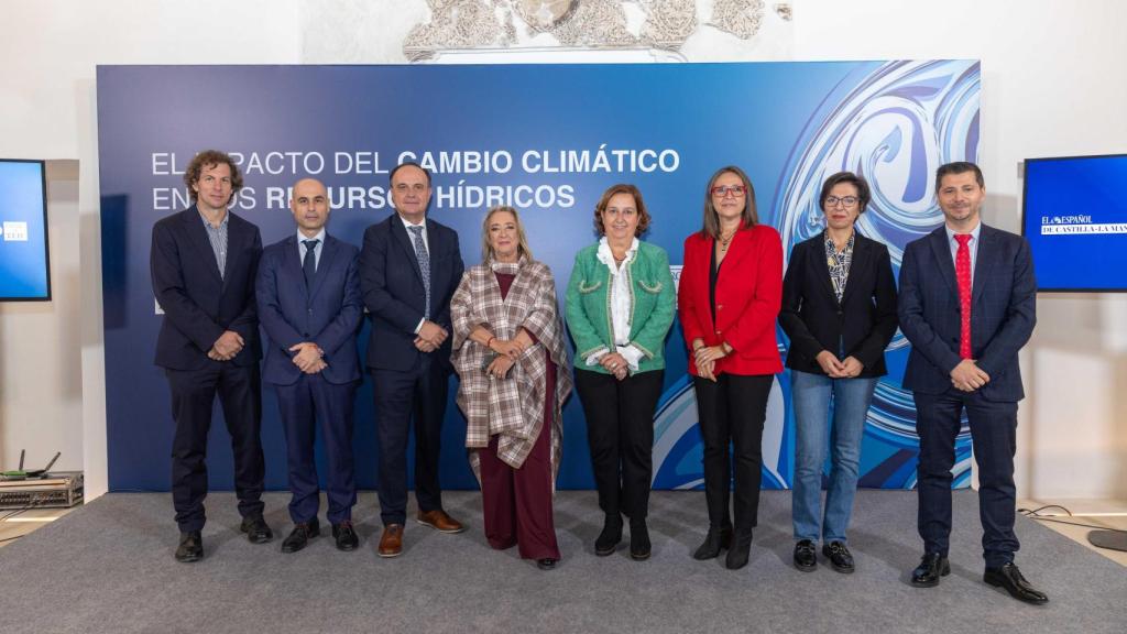 Foto de familia con gran parte de los intervinientes en la jornada sobre gestión hídrica.
