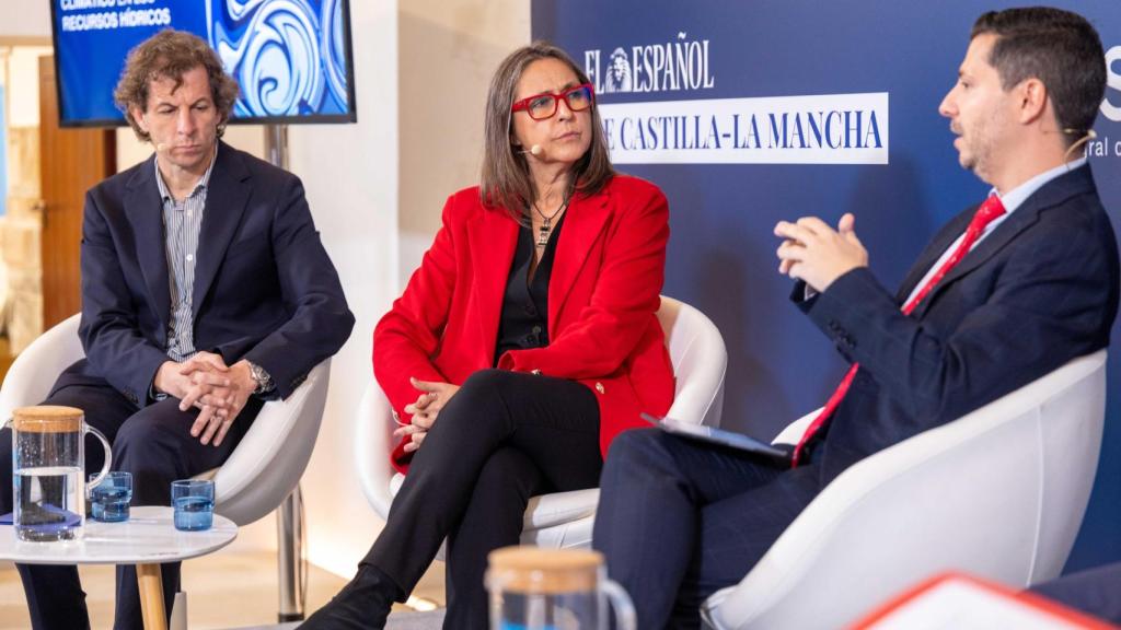 De izquierda a derecha, Rubén Lozano, concejal de Toledo; Montserrat Muro, directora de la Agencia del Agua de Castilla-La Mancha; y Alberto Morlanes, director de EL ESPAÑOL de Castilla-La Mancha.
