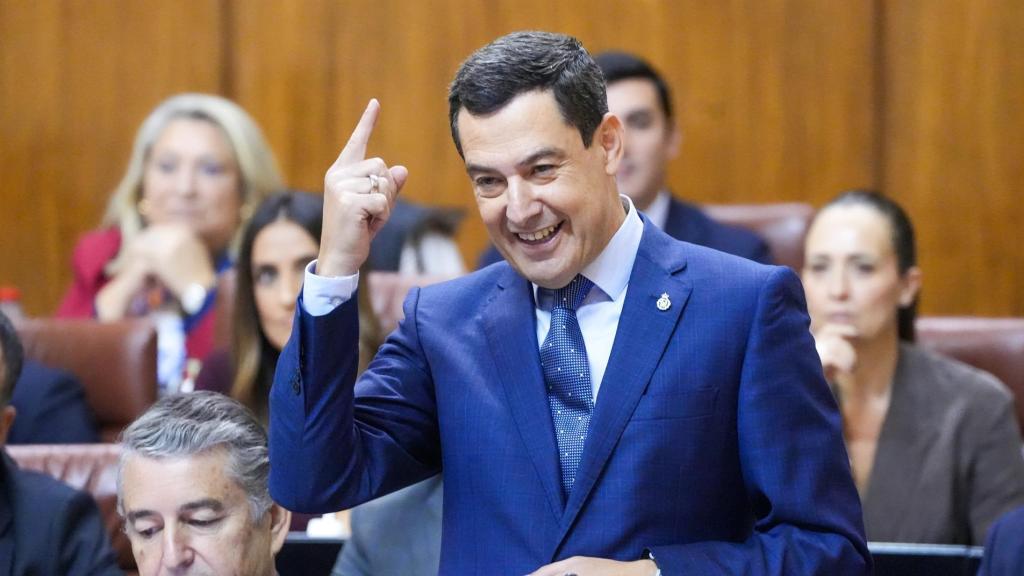 El presidente de la Junta, Juanma Moreno, en la sesión de control del Parlamento andaluz.