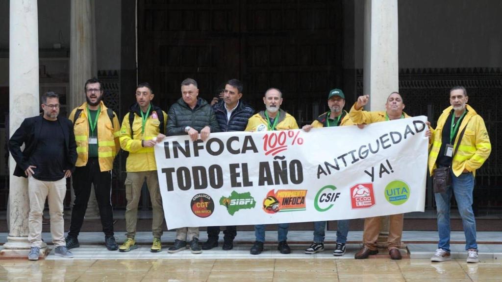 Personal de Infoca sacan una pancarta en el patio del Parlamento andaluz.