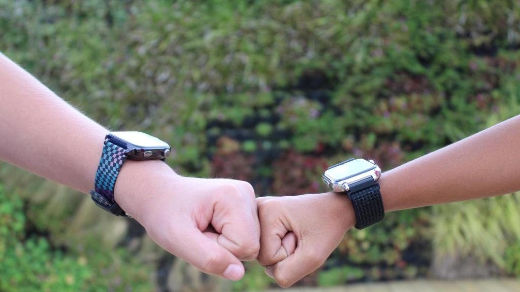 Dos niños con el smartwatch de Save Family