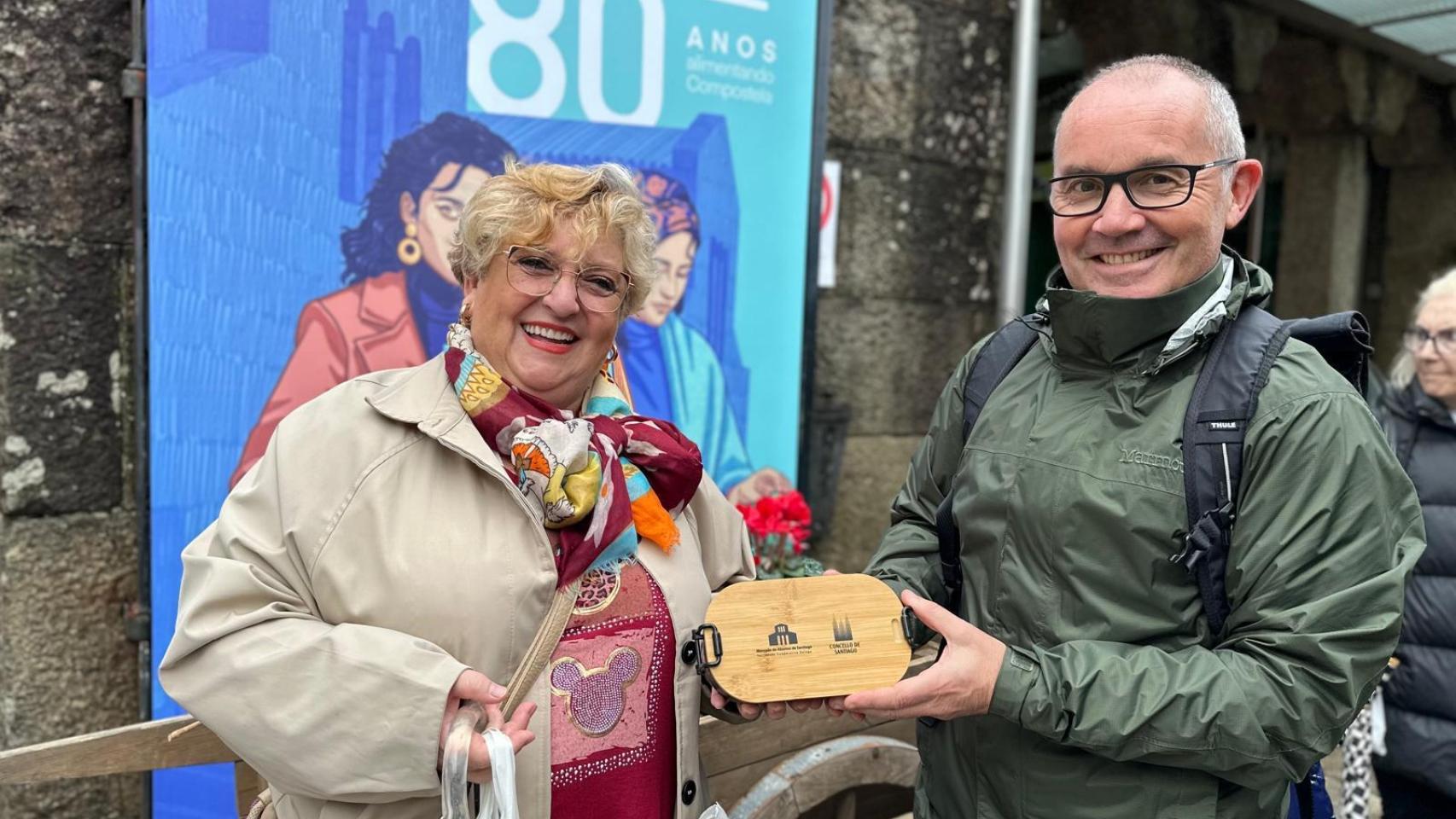 Santiago premia la fidelidad de la clientela de la Praza de Abastos en su 80 aniversario