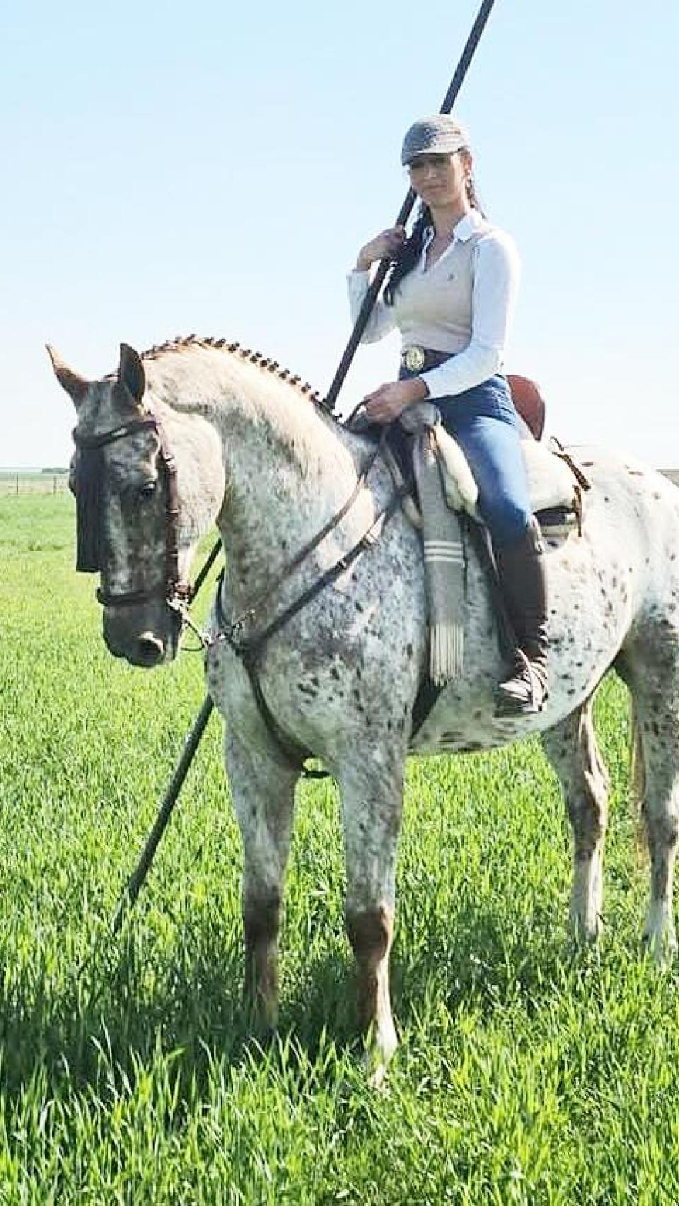 Imagen de Carmen con un caballo