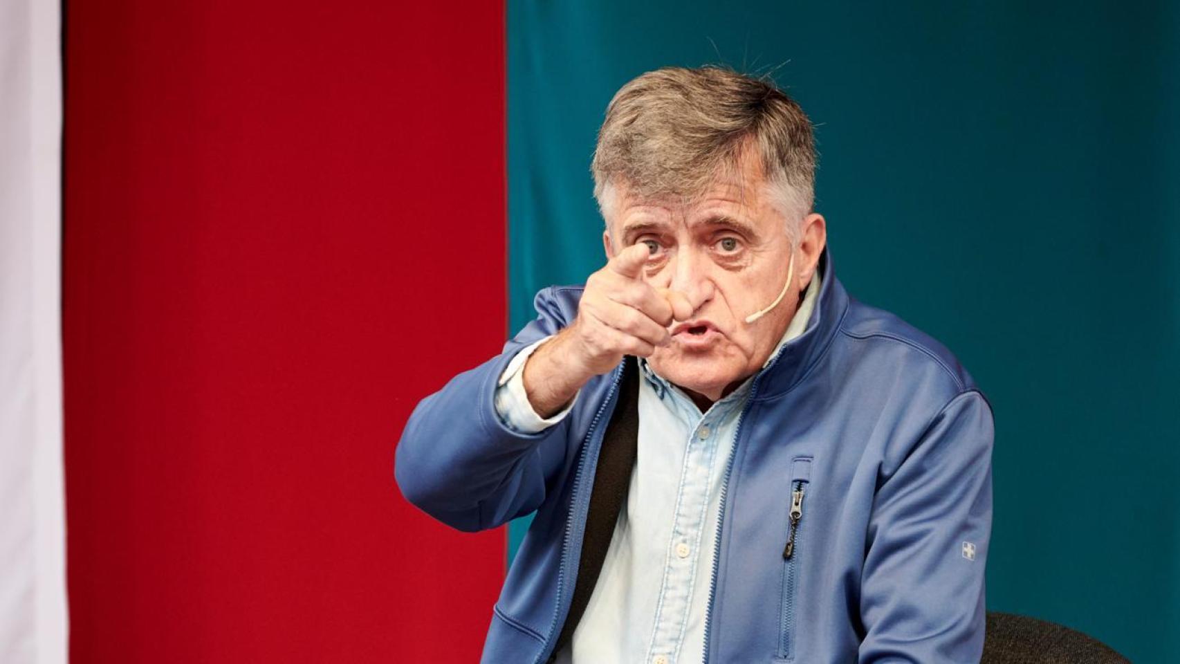 El Gran Wyoming dando una charla en un acto.