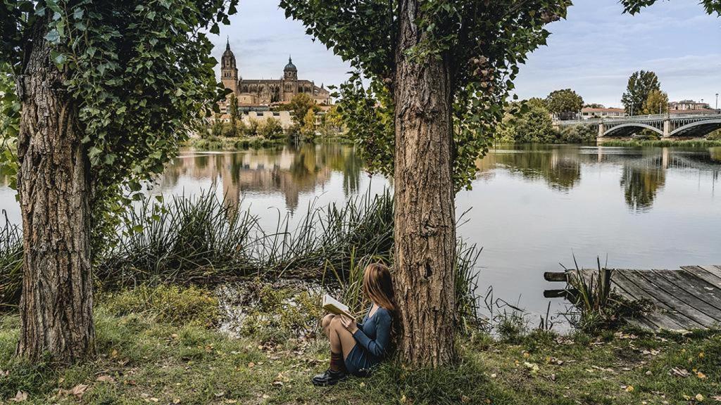Ruta de los Miradores. Panorámica de ensueño de la ciudad desde el embarcadero del río Tormes.