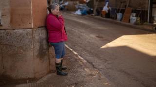 Imagen de archivo de una afectada por la dana en Catarroja en 2024.