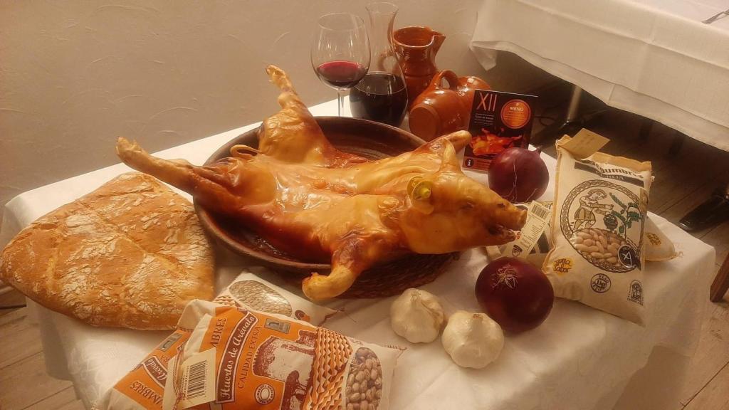 El célebre cochinillo asado de Arévalo y sus legumbres