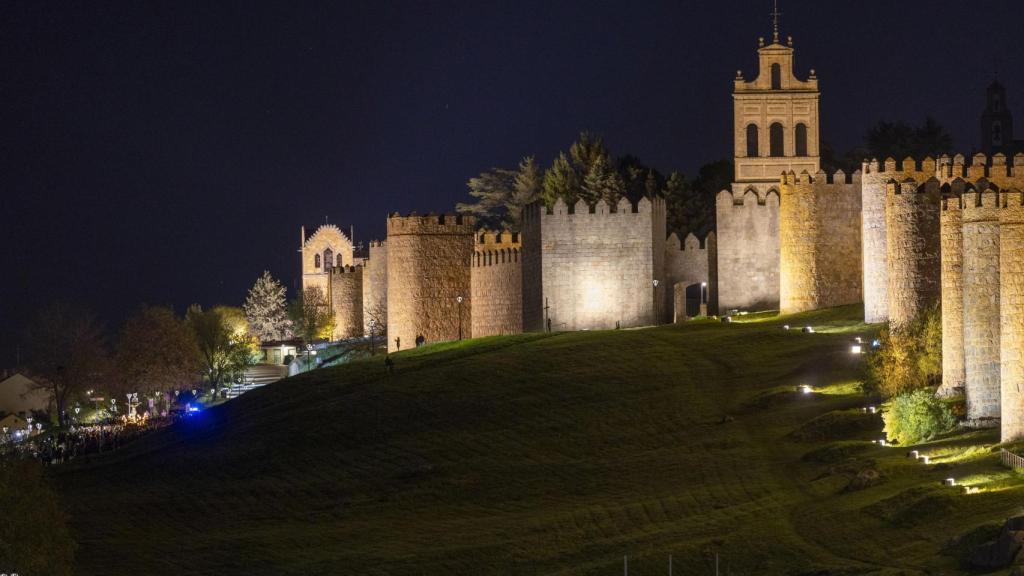 Semana Santa en Ávila. Un momento del Viacrucis de Penitencia junto a la Muralla