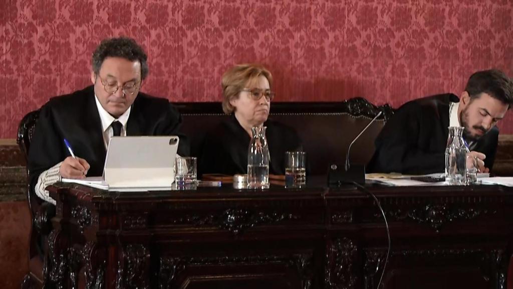 El fiscal general del Estado, Álvaro García Ortiz, junto a sus abogados Consuelo Castro y José Ignacio Ocio.