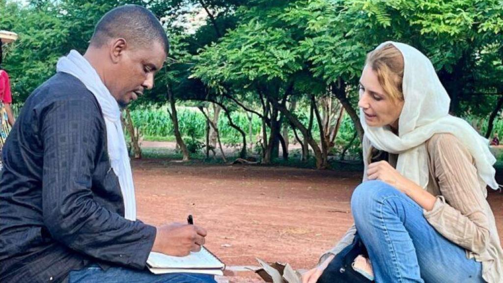 Patricia Simón en un campo de personas refugiadas de la guerra de Malí en Bamako.