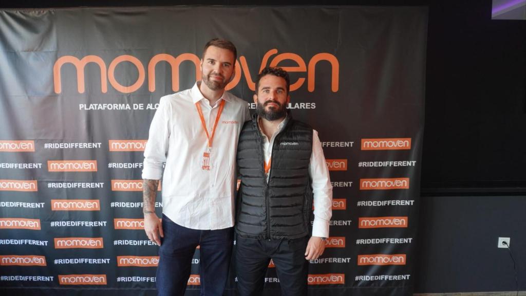 El consejero estratégico de Momoven, Javi Martínez, y su cofundador David Berbel en el evento de la marca el pasado miércoles en el circuito de Villena.