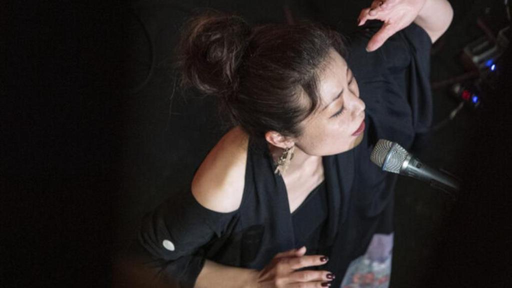 Una imagen de Noriko cantando.