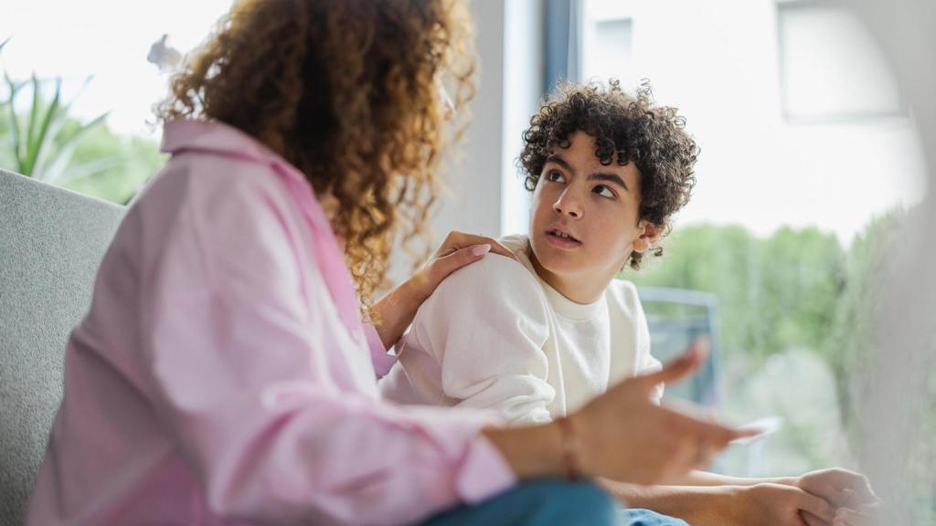 Madre e hijo discutiendo en casa.