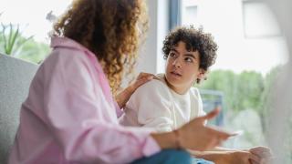 Madre e hijo discutiendo en casa.