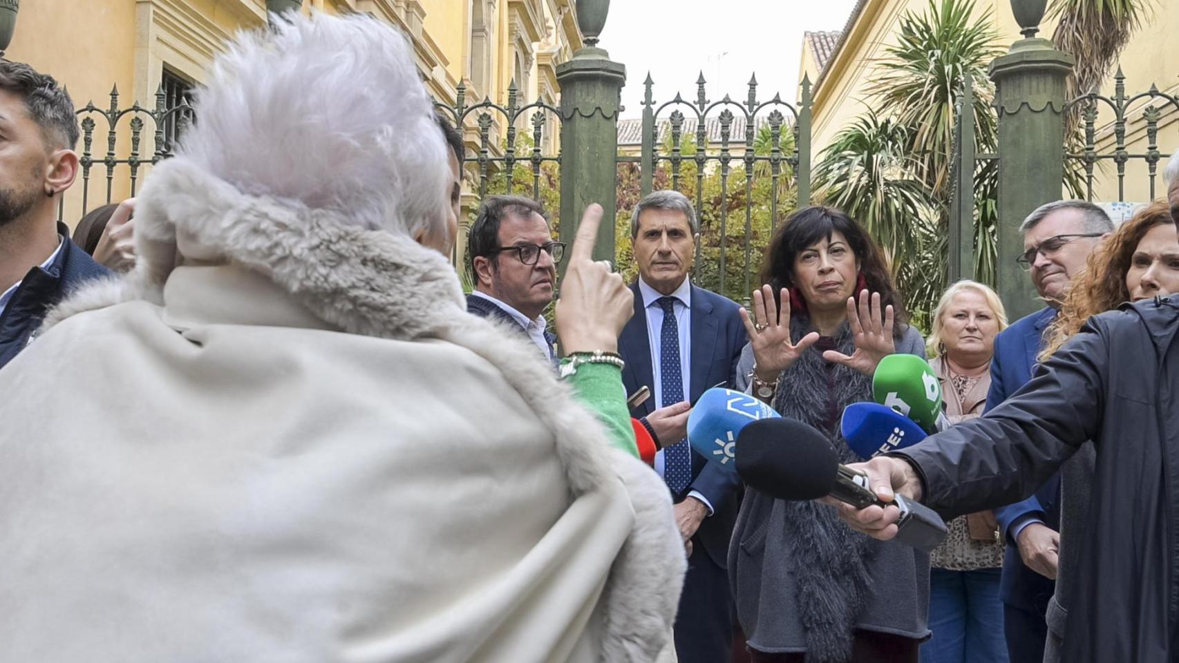 El momento en el que María Martín increpa a la ministra de Igualdad en Granada.