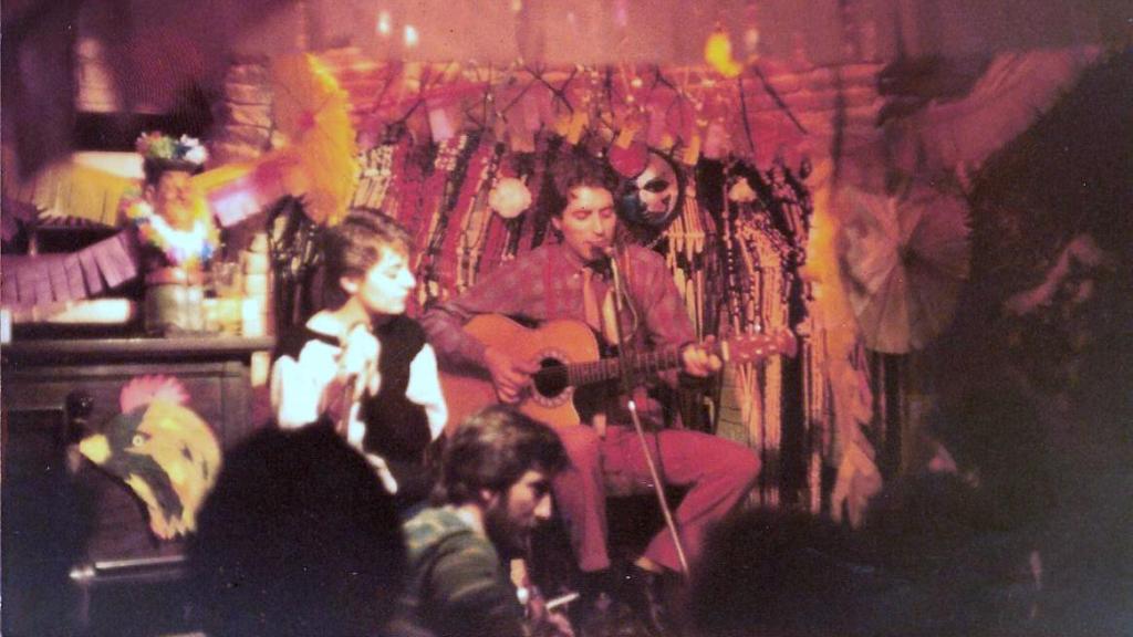 Joaquín Sabina, tocando en El Rincón del Arte Nuevo, en una imagen de archivo.