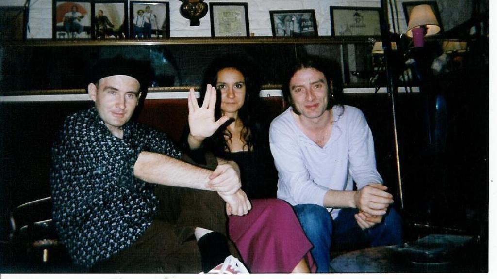 Juan Aguirre (i.) y Eva Amaral (c.) en El Rincón del Arte Nuevo.