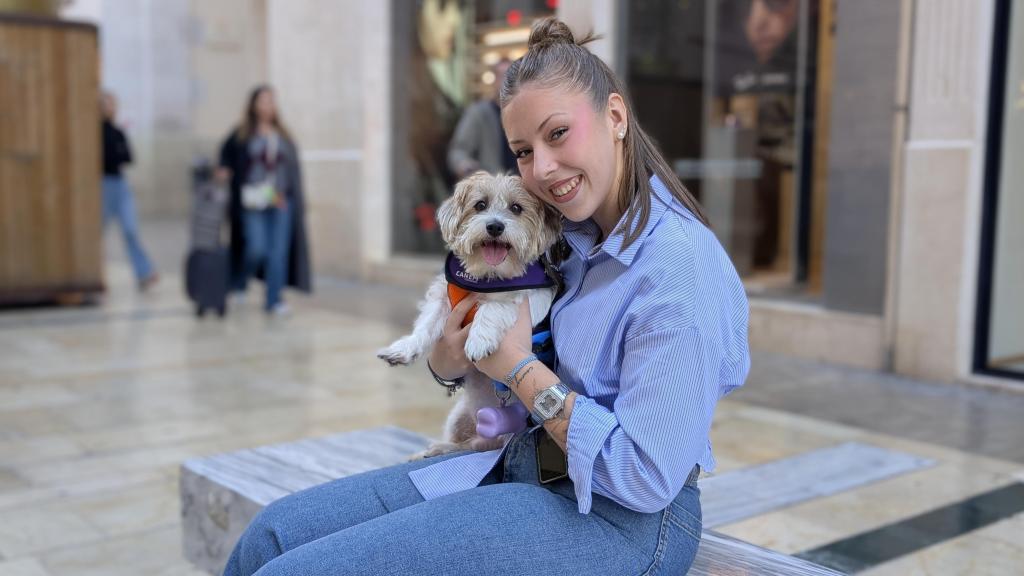 Andrea e Ibi posan en la calle Larios de Málaga.