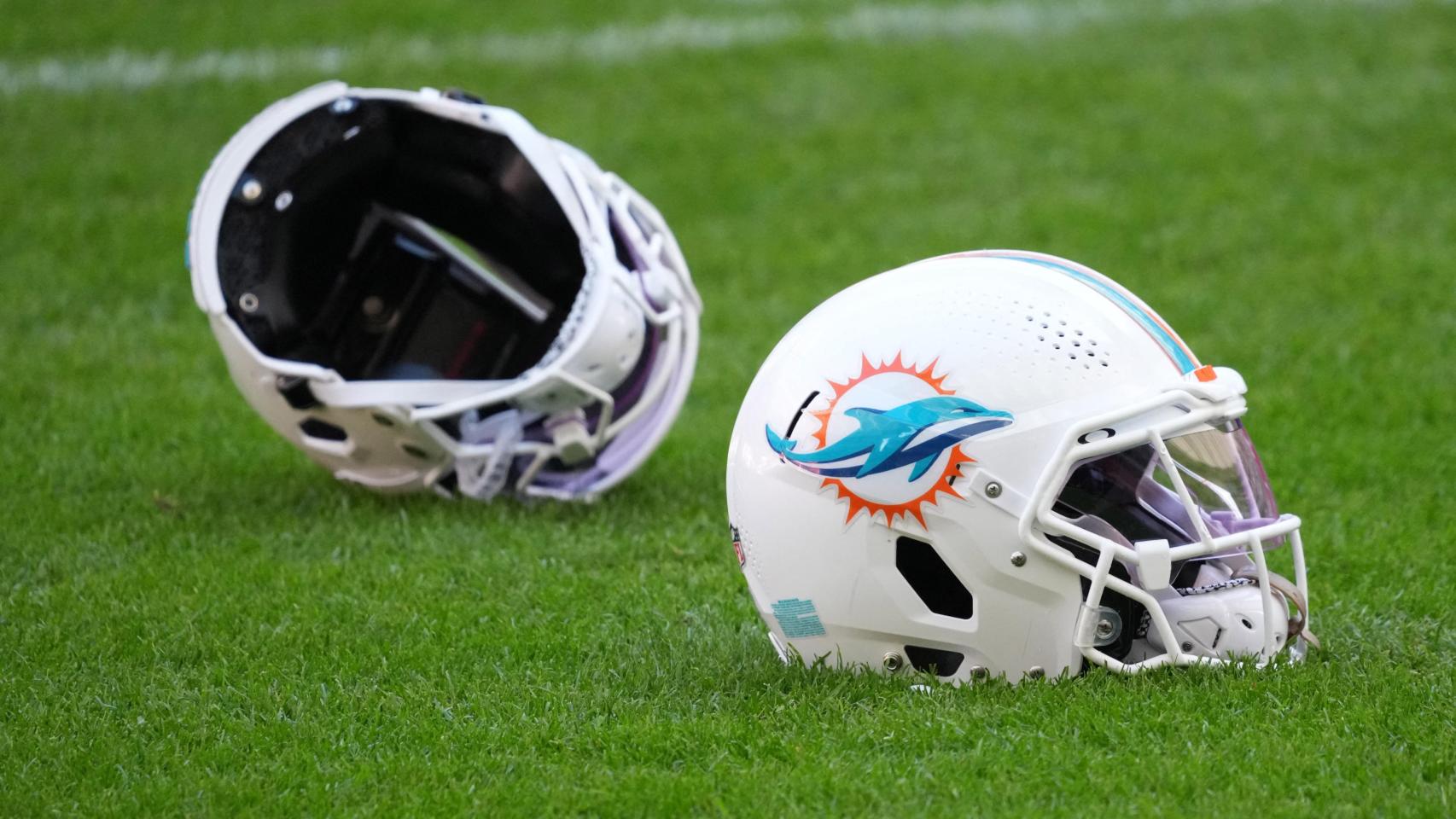 El casco de los Miami Dolphins, sobre el césped del Estadio Metropolitano.