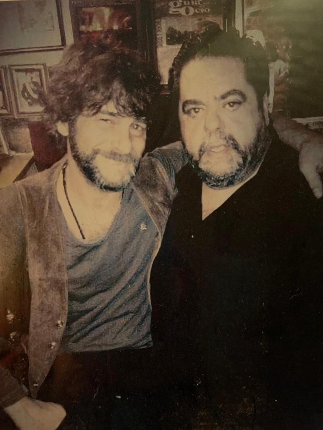 Quique González (i.), junto a Juan Antonio Garvía (d.).