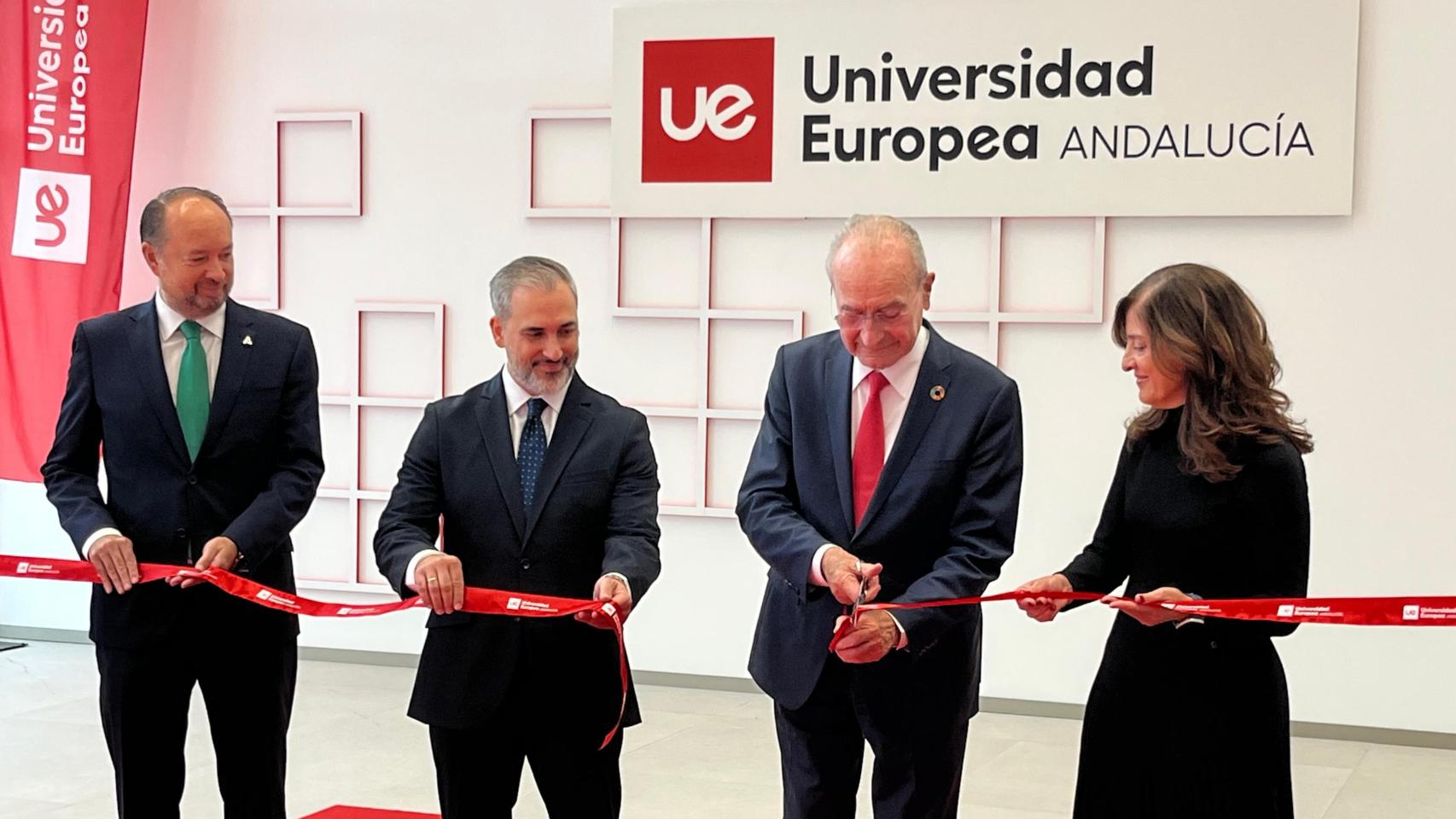El momento del corte de la cinta para inaugurar la Universidad Europea de Andalucía.