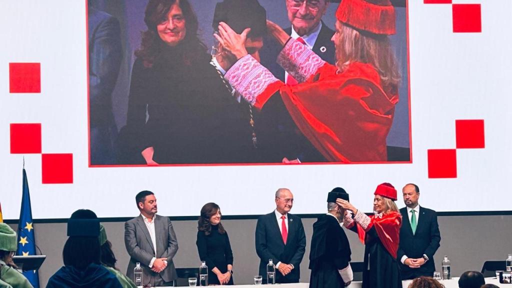 Momento de entrega de atributos al nuevo rector Daniel Hormigo.