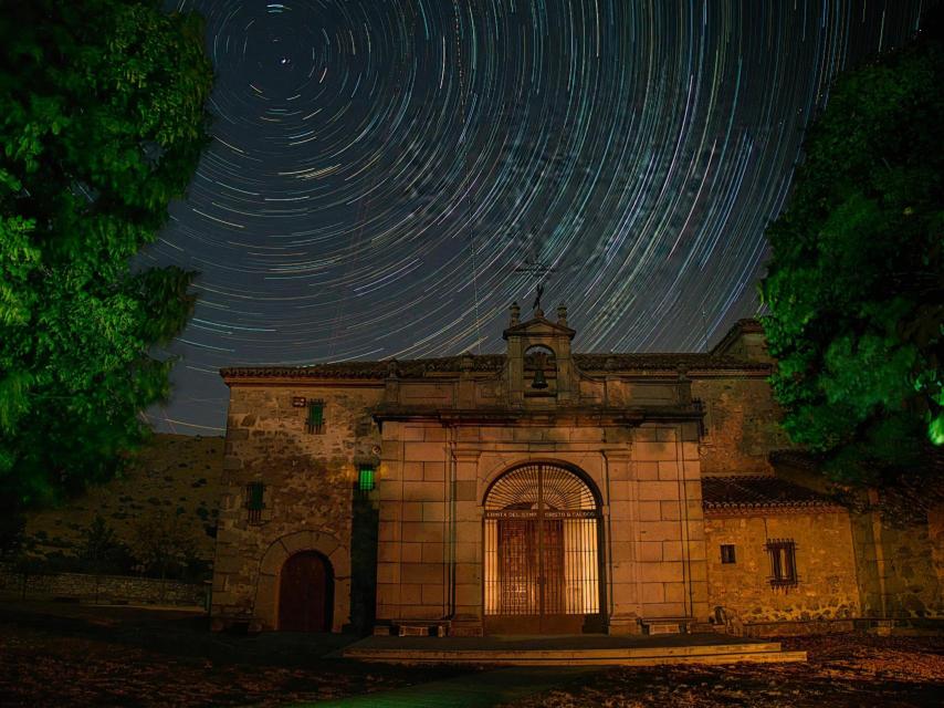 Ermita del Cristo del Caloco, en El Espinar. La fotografía de larga exposición captura el movimiento de las estrellas.