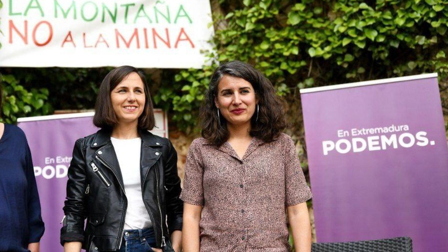 La secretaria general de Podemos, Ione Belarra, junto a la líder de la formación en Extremadura, Irene de Miguel.