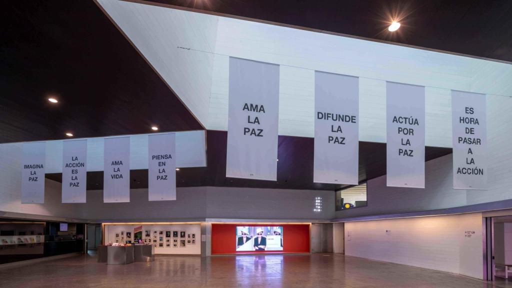 Vista del vestíbulo del museo intervenido por Yoko Ono. Foto:  Imagen MAS © Yoko Ono