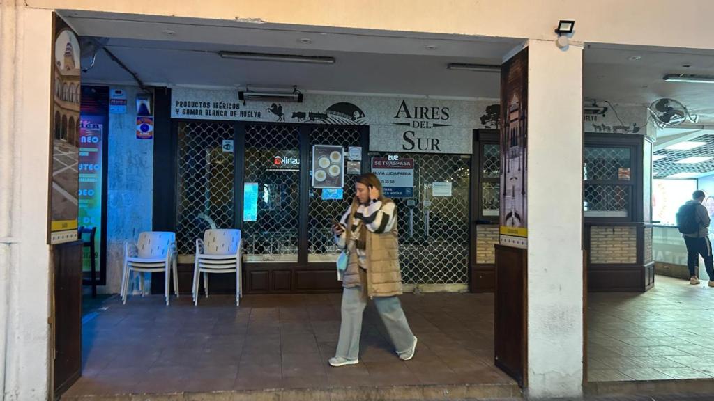 Fachada del local, con la persiana bajada y el cartel de traspaso.