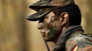 Un recluta escucha las instrucciones durante un ejercicio de entrenamiento en la localidad de Ahlen.