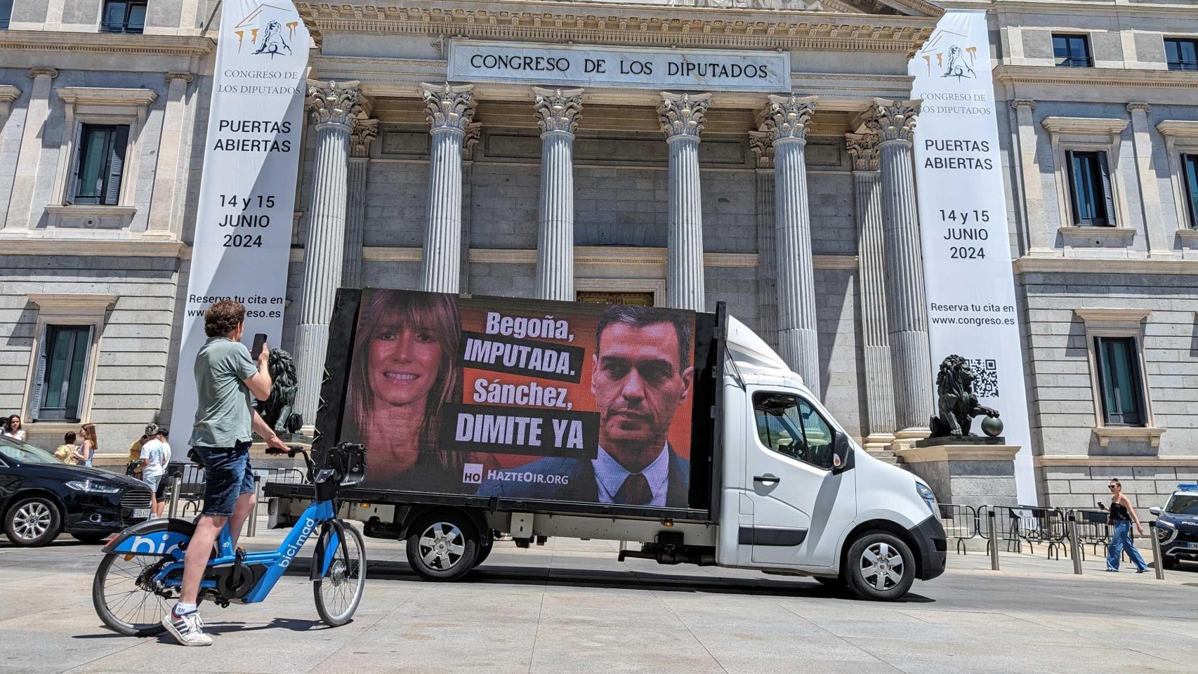 Un camioneta con pantalla LED contratada por Hazte Oir, frente al Congreso.