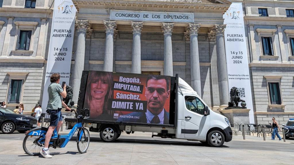 Un camioneta con pantalla LED contratada por Hazte Oir, frente al Congreso.