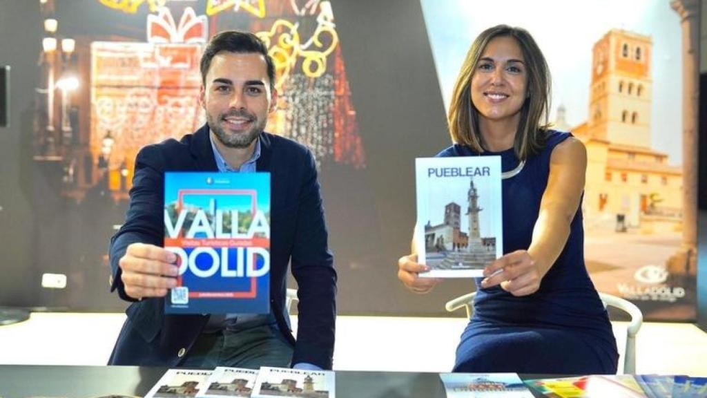 La concejala de Turismo, Eventos y Marca Ciudad del Ayuntamiento de Valladolid, Blanca Jiménez, y el diputado de Empleo, Desarrollo Económico y Reto Demográfico de la Diputación de Valladolid, Roberto Migallón, en el expositor de Intur