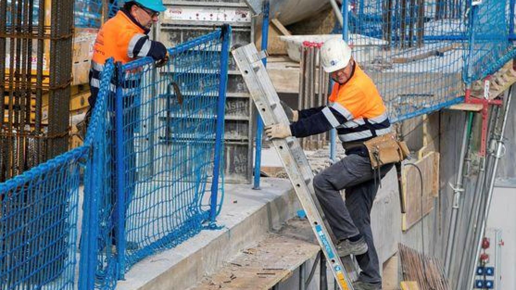 Varios obreros en una construcción de viviendas,