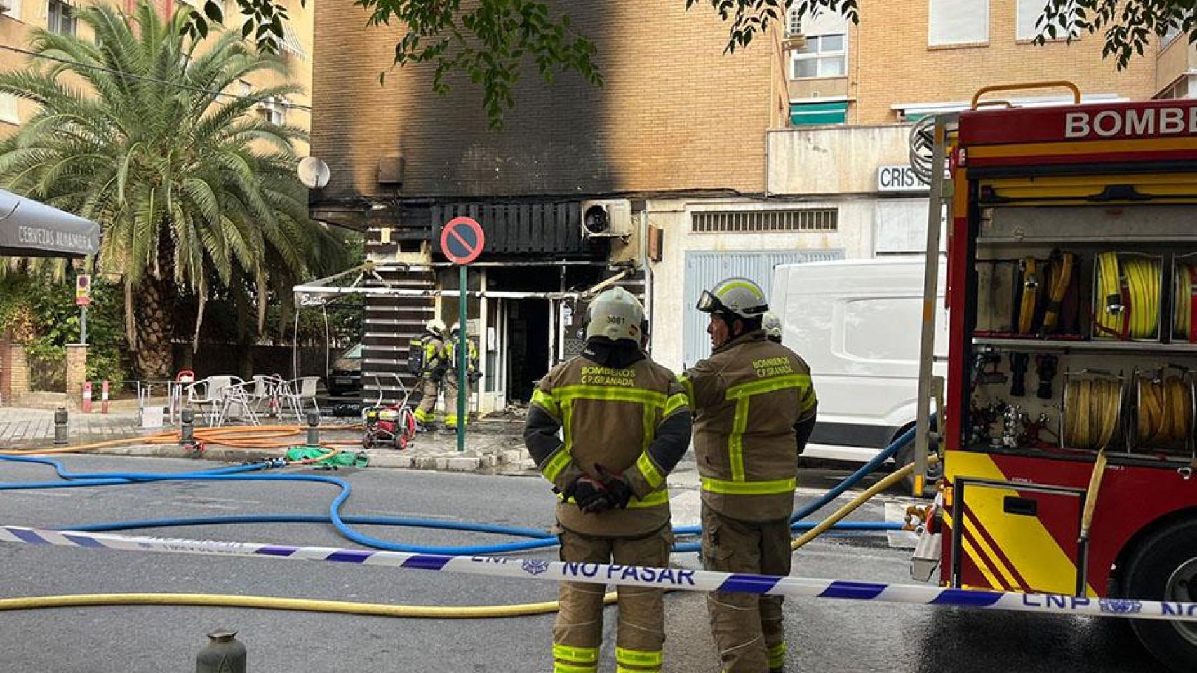 Bomberos de Granada en la extinción del incendio.