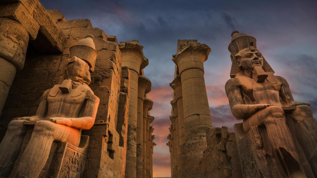 Foto de archivo de la entrada del Templo de Luxor (Egipto).