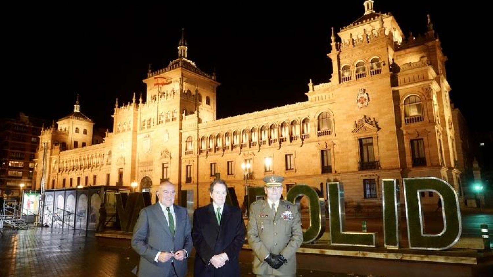 El alcalde de Valladolid, Jesús Julio Carnero, el presidente de la Fundación Iberdrola España, Jaime Alfonsín, y el jefe de Estado Mayor del Ejército de Tierra, el general Amador Enseñat y Berea, inauguran la nueva iluminación ornamental exterior de la Academia de Caballería.