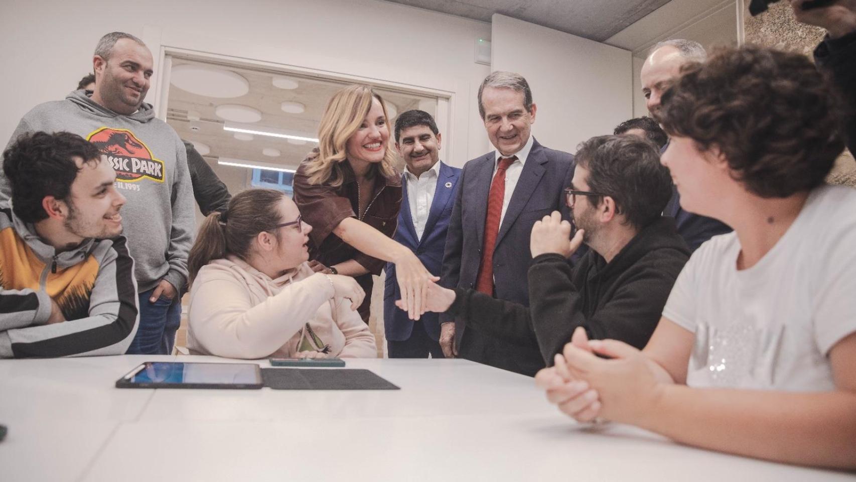 La ministra Pilar Alegría, junto al alcalde de Vigo, Abel Caballero, y el delegado del Gobierno, Pedro Blanco