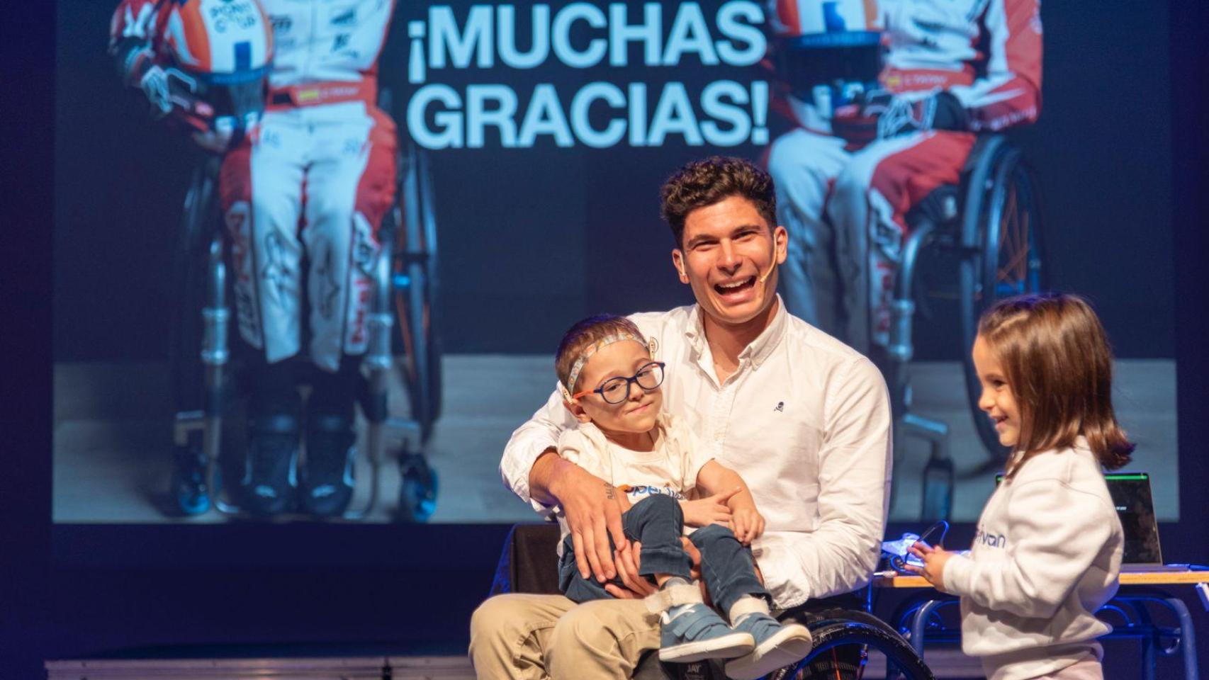 Carlos Tatay, piloto de motociclismo, con el pequeño Iván en Cullera (Valencia). EE