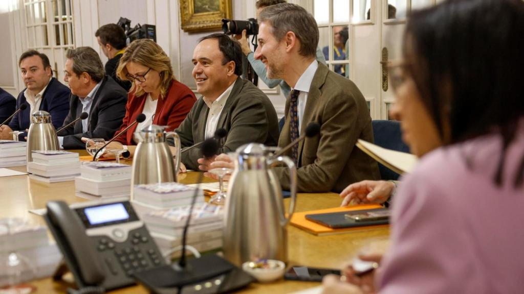 Pérez Llorca, en el centro de la imagen, junto a representantes de Vox en Les Corts. EFE/Kai Försterling