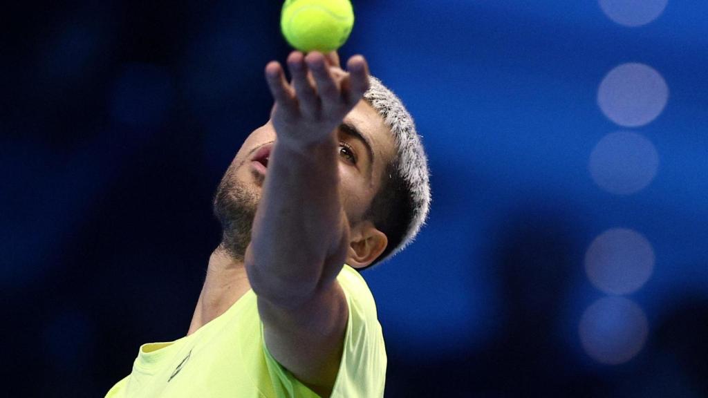 Carlos Alcaraz realiza un saque.