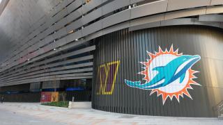 Imagen exterior del Santiago Bernabéu con promoción del partido de la NFL