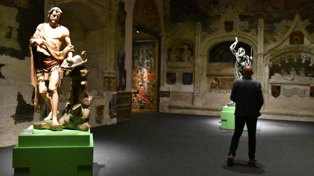 Un visitante admira parte de la colección que está expuesta en la Catedral de Zamora