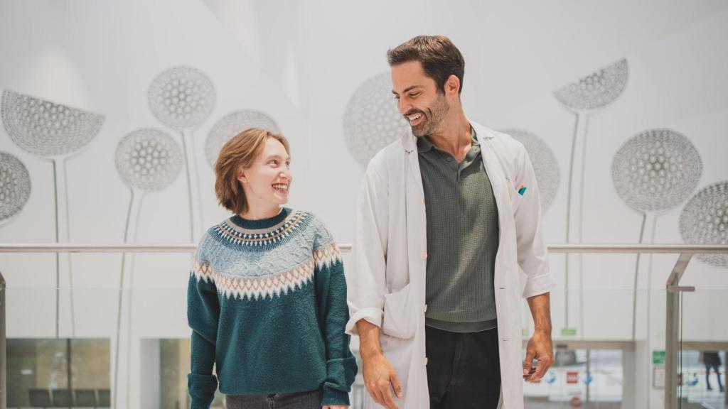 Marina Díaz y su hematólogo, Carlos de Miguel, en la entrada del Hospital Puerta de Hierro.