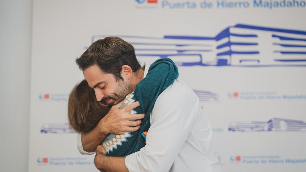 Médico y paciente se abrazan al terminar su entrevista con EL ESPAÑOL.