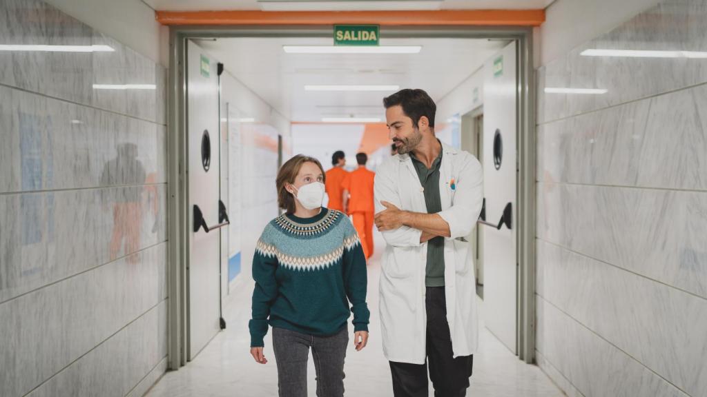 Marina Díaz pasea junto con su hematólogo, Carlos de Miguel, por los pasillos del Hospital Puerta de Hierro.