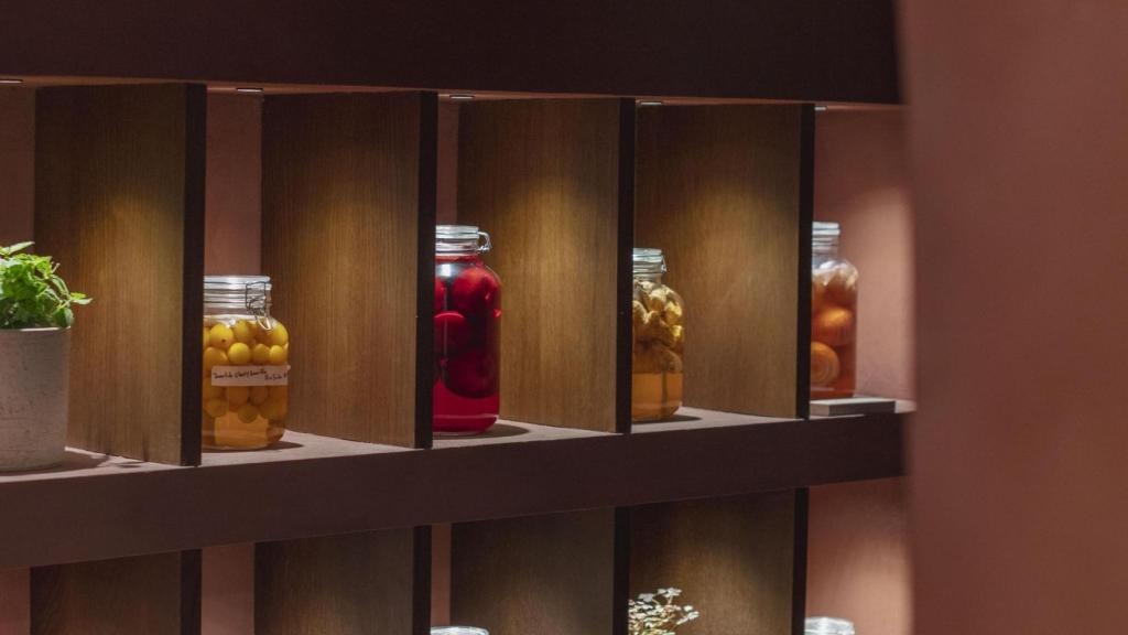 La pared donde lucen sus fermentos.