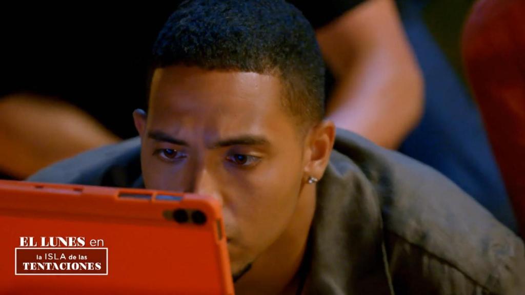 Gilbert visiona las imágenes de la infidelidad que comete Claudia.